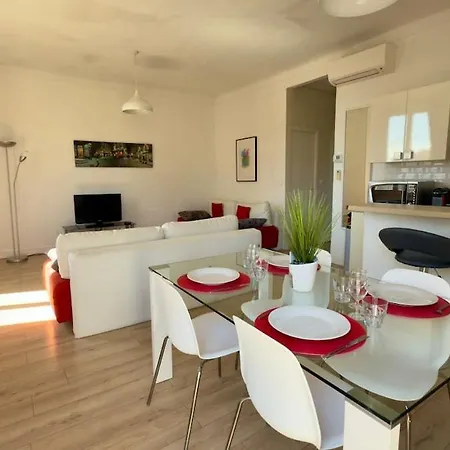 Apartment Scene & Palmiers - Cannes